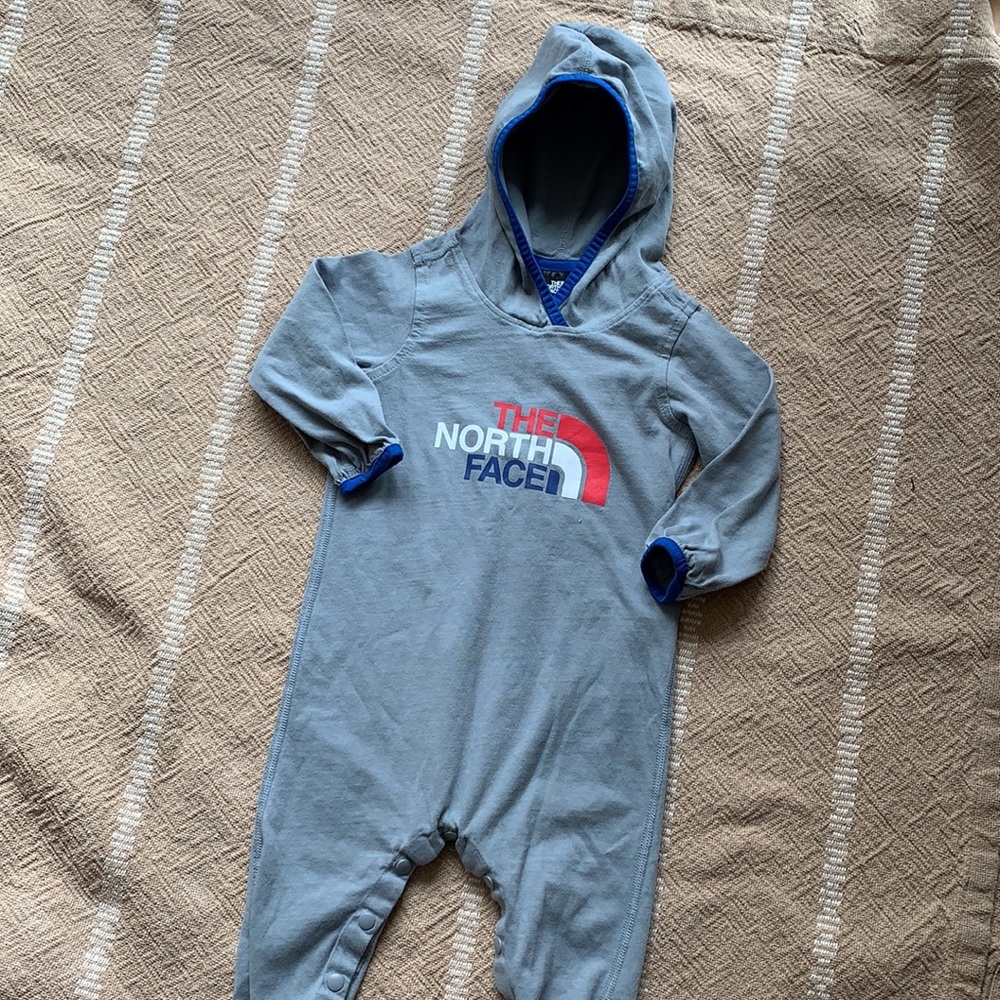 The North Face hooded cotton onepiece // 6-12 mos